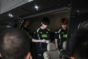 开云体育下载-峡谷勇士走进绿茵场  NIP电子竞技俱乐部抵达深体