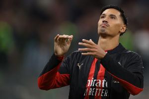 开云app下载-不稳定！赖因德斯谈米兰本赛季：欧冠能赢皇马却在意甲平卡利亚里