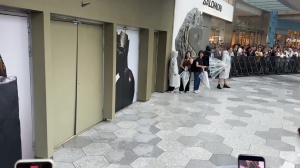 开云app下载-两手抱满满！詹姆斯一露面就给球迷送礼物