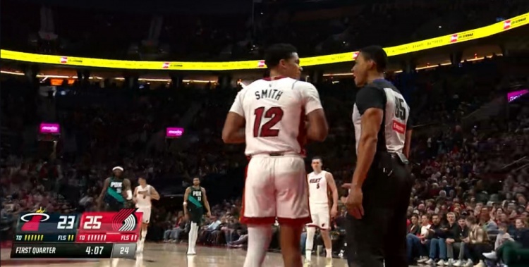 开云体育下载-菜！德鲁·史密斯发球被吹走步违例 白白送出球权