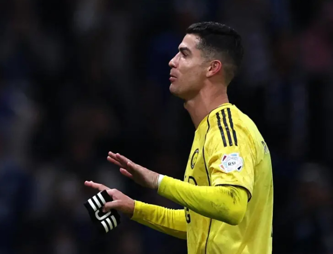 kaiyun-2027年退役？C罗未来突变！权威媒体报道，世界杯封神成最后目标|克里斯蒂亚诺·罗纳尔多|沙特|保罗-马尔蒂尼|利雅得胜利足球俱乐部|持股人_新浪体育_新浪新闻